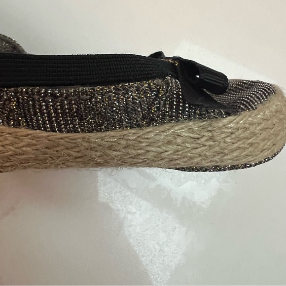 Stuart Weitzman newborn summer shoes w/metallic fabric, raffia, and black bows - Picture 5 of 5
